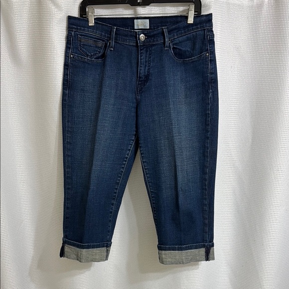 Levi strauss Denim - Women's Levi’s 515 Blue denim capri Jeans. ?? (See measurements)